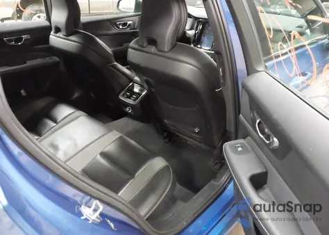 2020 Volvo V60 T5 R-Design z USA, uszkodzony, nr VIN YV1102EM2L2374561